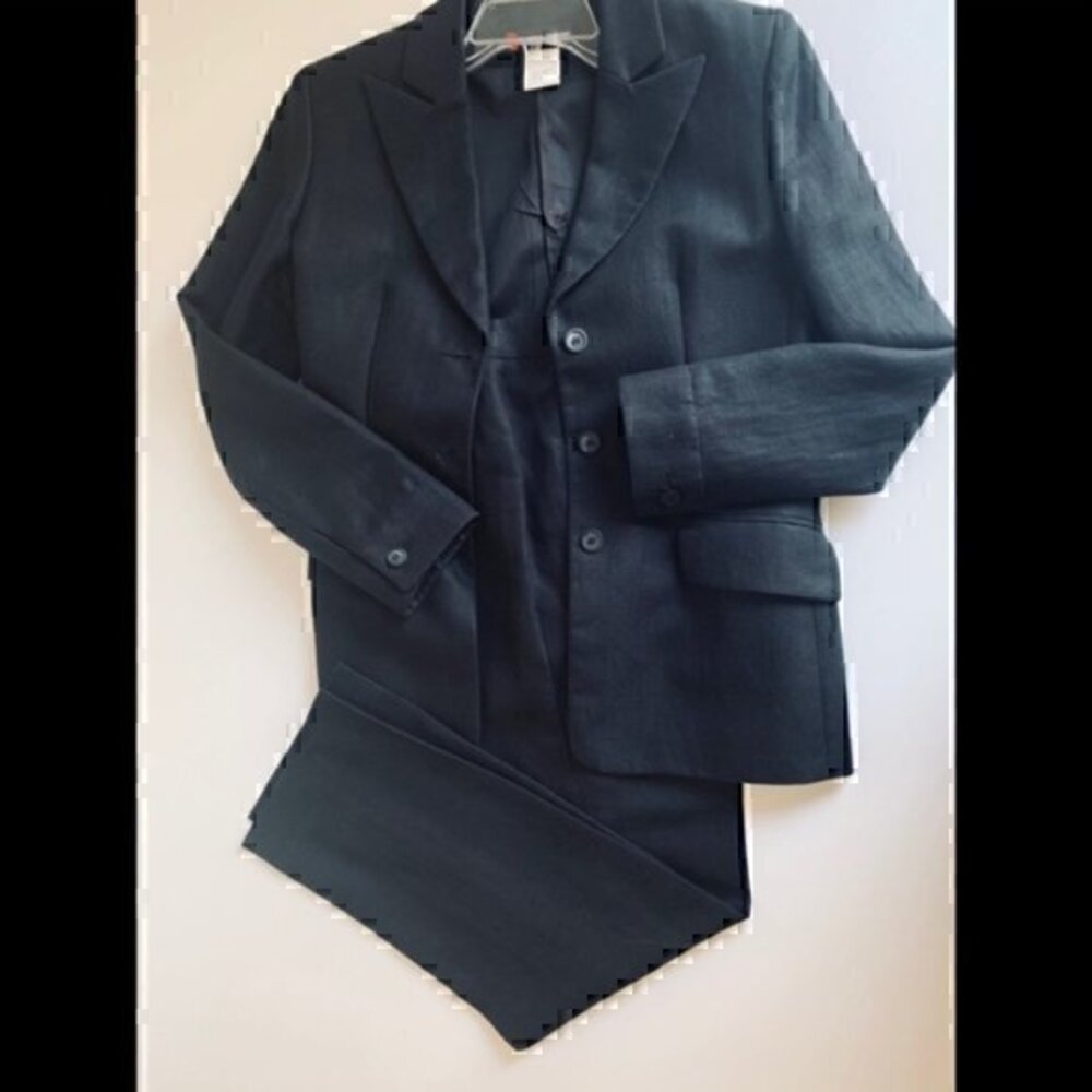 Women’s Reina Ruebens black pantsuit. Size 40